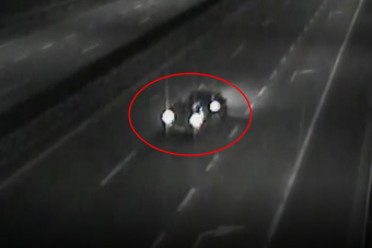 Fékezes nélkül csapódott az előtte haladóba az M0-son, a Magyar Közút kamerái mindent vettek