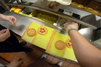 Megmutatták, mekkora a pörgés ebédidőben egy Mekiben