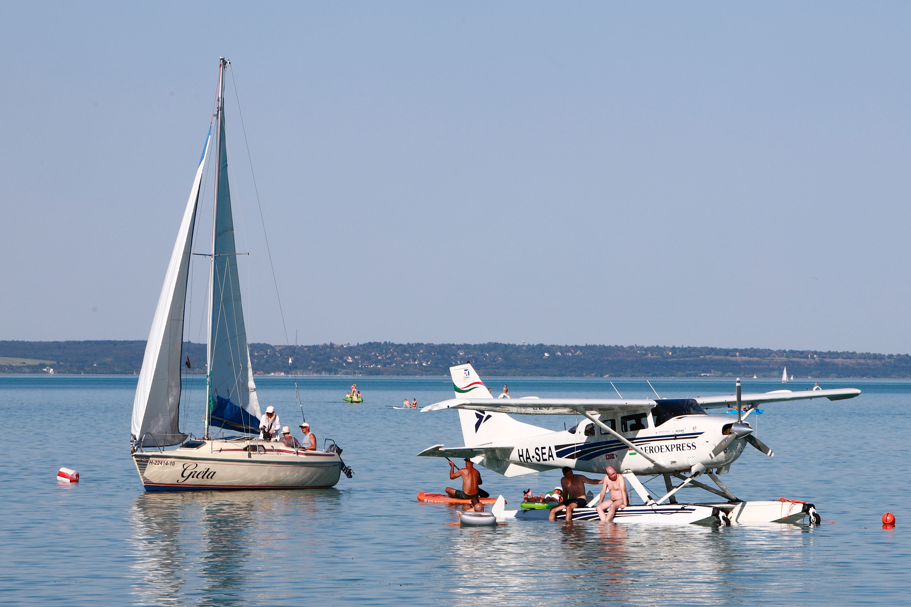 Repülő szállt le a Balatonra 4