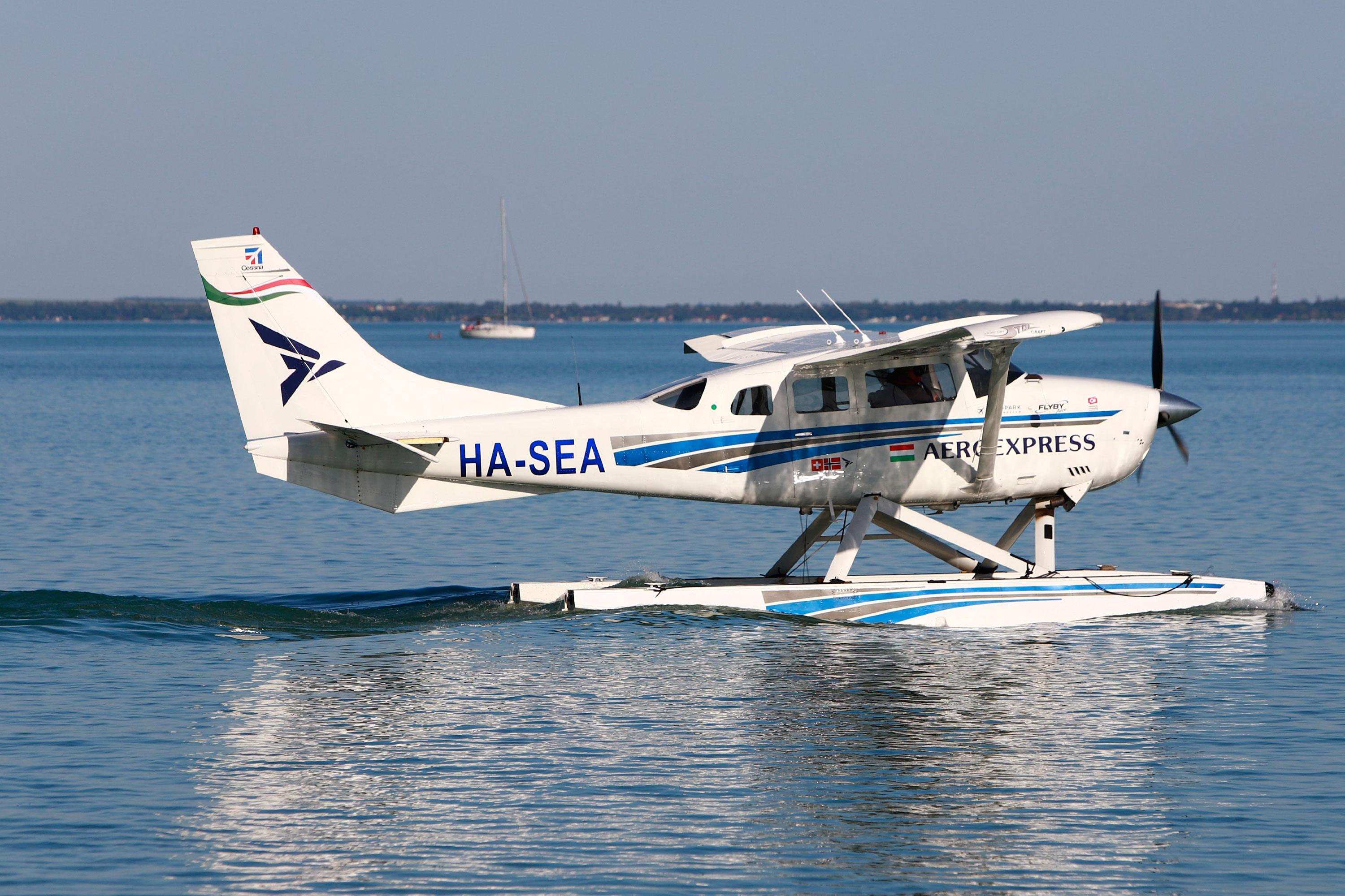 Repülő szállt le a Balatonra 23