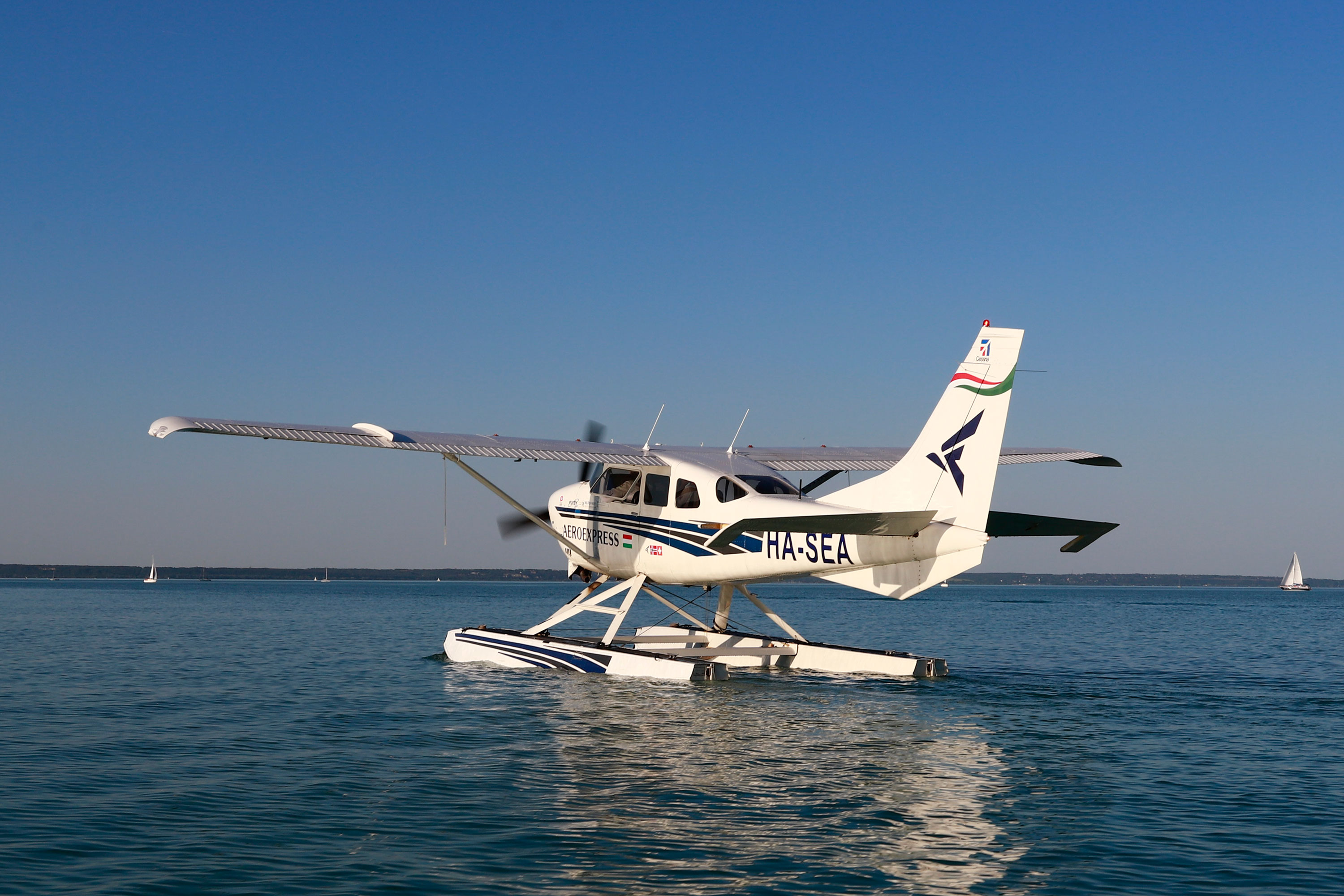 Repülő szállt le a Balatonra 17