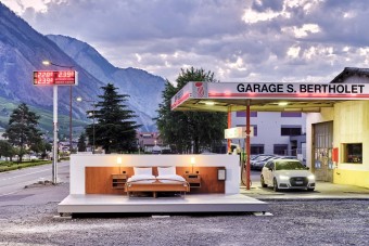 Mit keres egy franciaágy a benzinkúton?