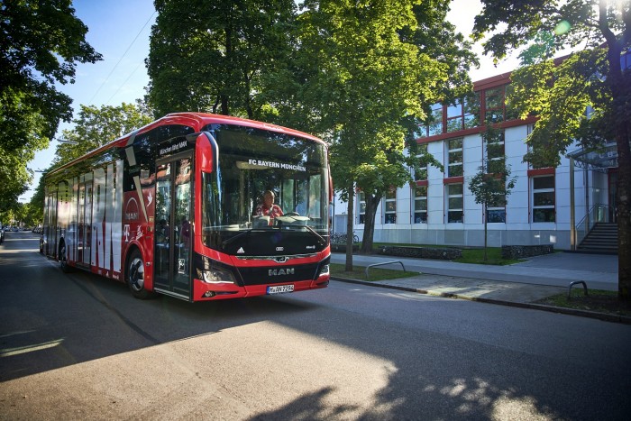 Városi busszal mehetnek meccsre a focisták