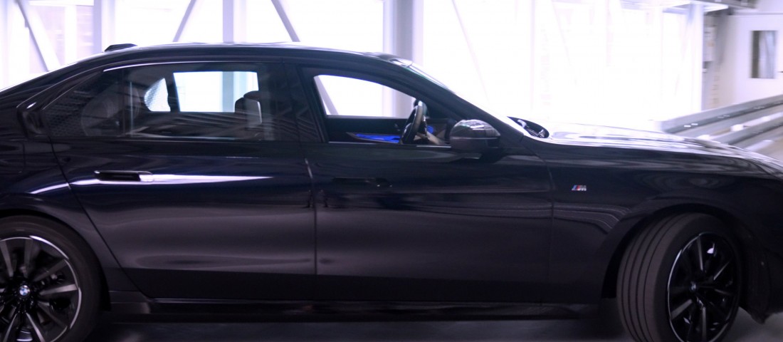 Szellemsofőr vezeti gyáron belül a BMW-ket