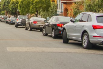 Félmilliós bírság, mert a saját házuk előtt parkoltak