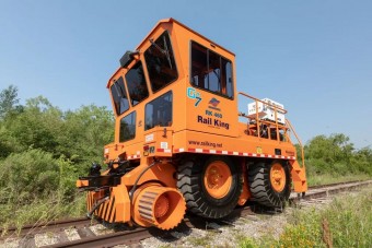 Vagonokat húz el ez a kétéltű masina