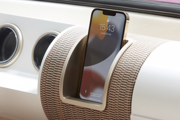 Csillogó bizsuként született újjá egy veterán autó 9