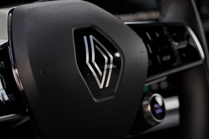 Hivatalos: új importőre lesz a Renault-nak itthon