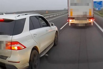 Jobb engedni a villogva tolakodó gyorshajtóknak, vagy várjanak a sorukra?