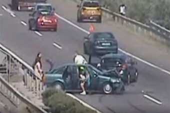 Füstölő kerekekkel rongyolt bele az álló sorba egy autós az M3-ason