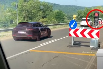 Úgy mentek át a piroson, mintha kötelező lenne, de pont ott videóztak a rendőrök