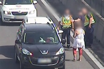 Annyira pipa lett, hogy az M0-s belső sávjában büntetőfékezett, azonnal megbénult a pálya