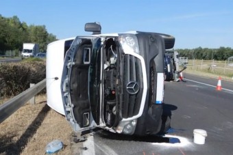 A szállított autó is megelőzte a merészen előző kisbuszost az M3-ason