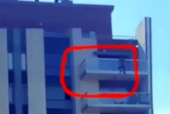 130-cal menekült a rendőrök elől, aztán egy 7. emeleti erkély korlátján lógott Budapesten
