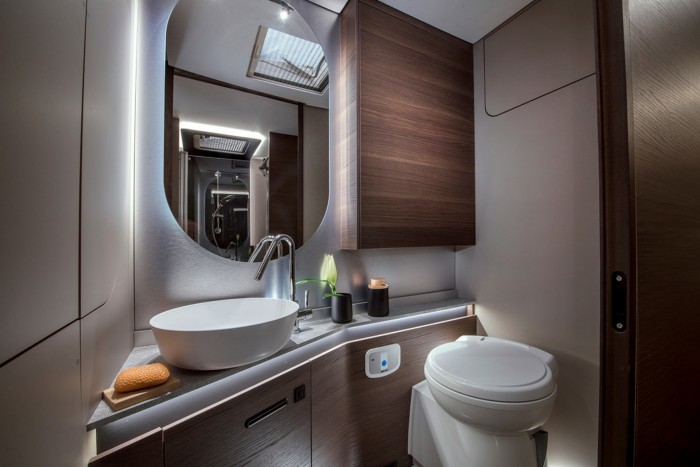 Ilyen lakóautóval járják a világot a milliomosok 6