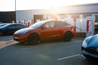 Paradox: szennyezőbb lehet a Tesla, engedélyt is kapott rá