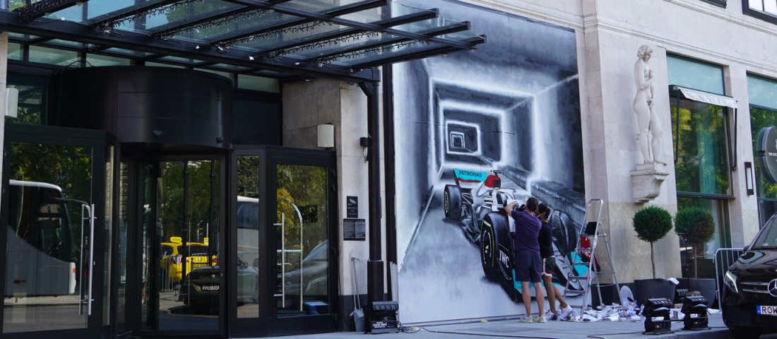 Forma-1-es autót festett egy budapesti szálloda falára. Beszéltünk a művésszel!