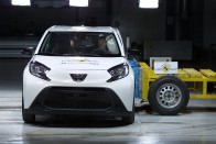 Nem vigyáz eléggé az utasaira a kis Toyota 12