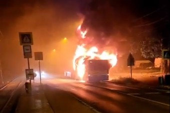 Óriási lángokkal égett egy busz Kispesten - videó