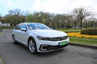 Ilyen Volkswagen nem lesz már – VW Passat GTE 2