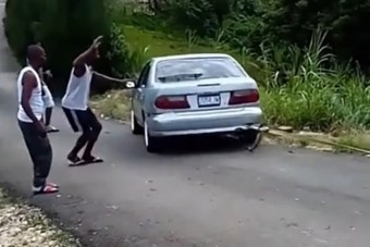 Csöbörből vödörbe: ilyen, ha segíteni akarunk bajba jutott autósokon, de minden balul sül el