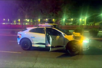 Ilyen se volt még: megvertek egy robottaxit