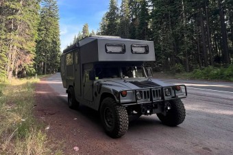 Komplett, csempézett lakást építettek egy Hummer hátára