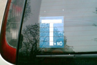 T betű a tanulóvezető autóján: védelem vagy célkereszt?