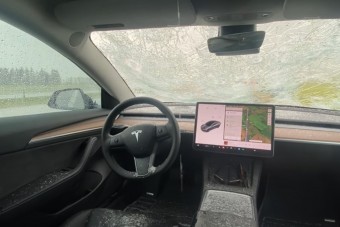 Üvegtetős autót vert el a golflabda nagyságú jég