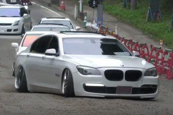 Egy kettéhajtott papírlapon is elakadnának ezek az autók