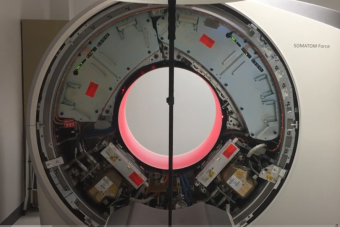 Sci-fi-filmeket idéz egy borítás nélkül működő CT