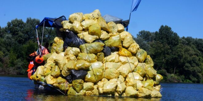 Szomorú rekord: 15 tonna szemetet halásztak ki a Tiszából 1 | Vezess Szomorú rekord: 15 tonna szemetet halásztak ki a Tiszából 1