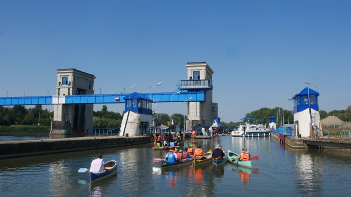 Szomorú rekord: 15 tonna szemetet halásztak ki a Tiszából 2 | Vezess Szomorú rekord: 15 tonna szemetet halásztak ki a Tiszából 2