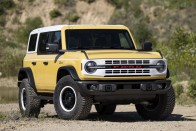 A nagypapa ruháját vette fel a Ford Bronco 33