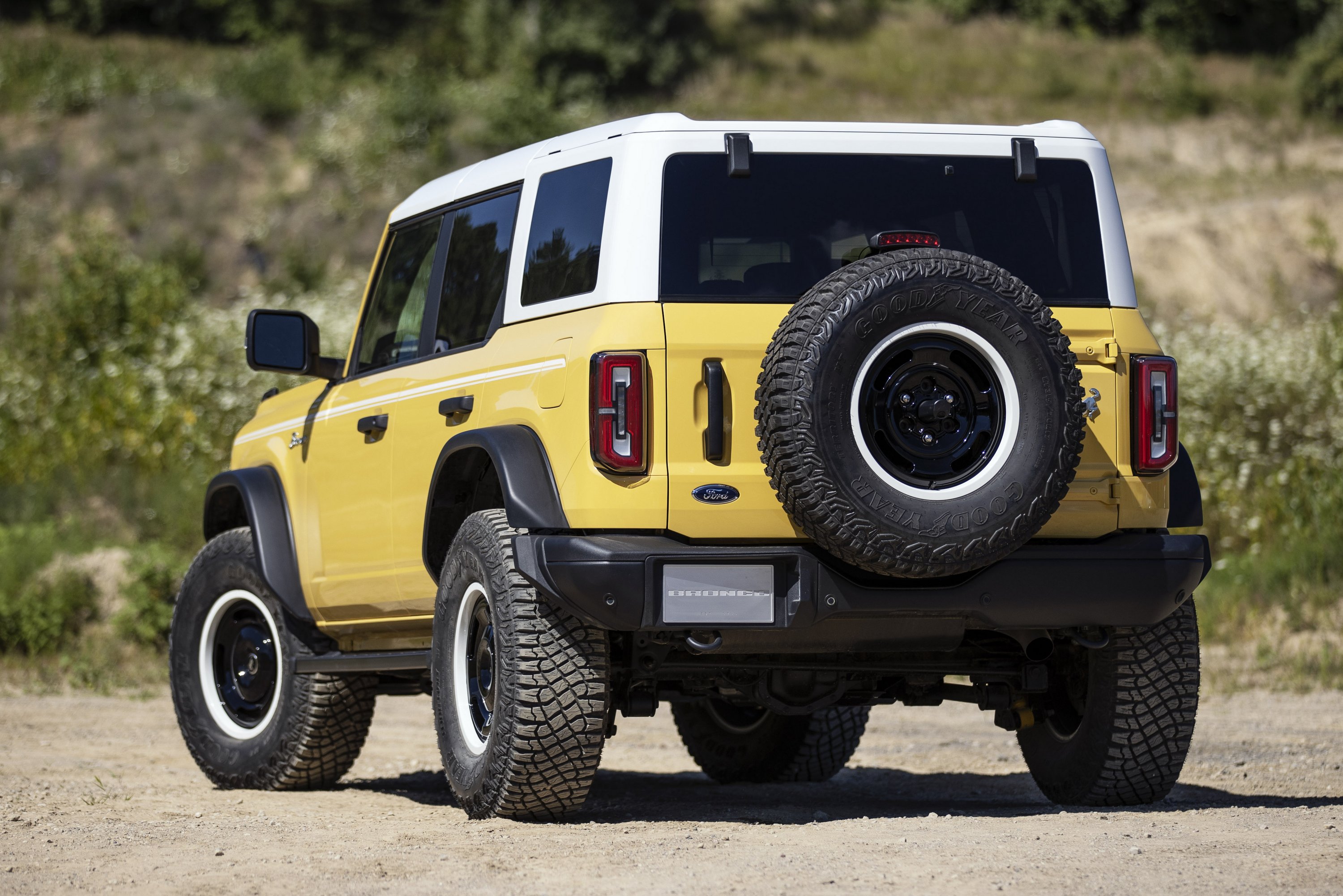 A nagypapa ruháját vette fel a Ford Bronco 23