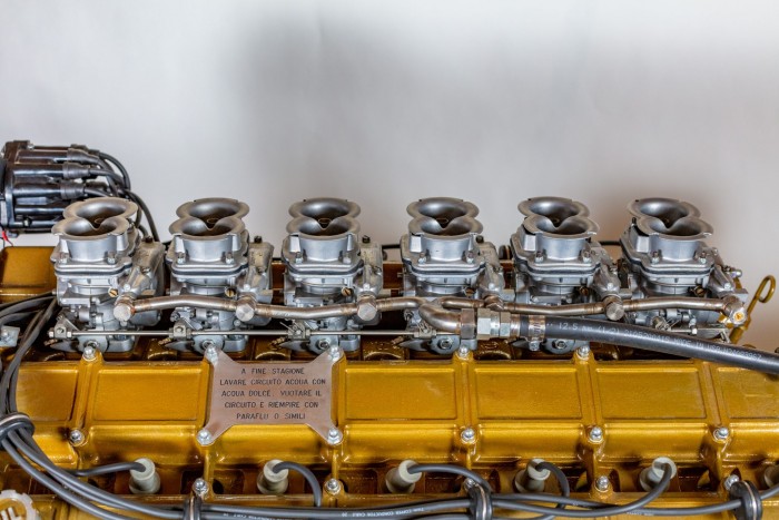 Gyönyörű fenevadként ordít a hajókba szánt Lamborghini V12-es 3