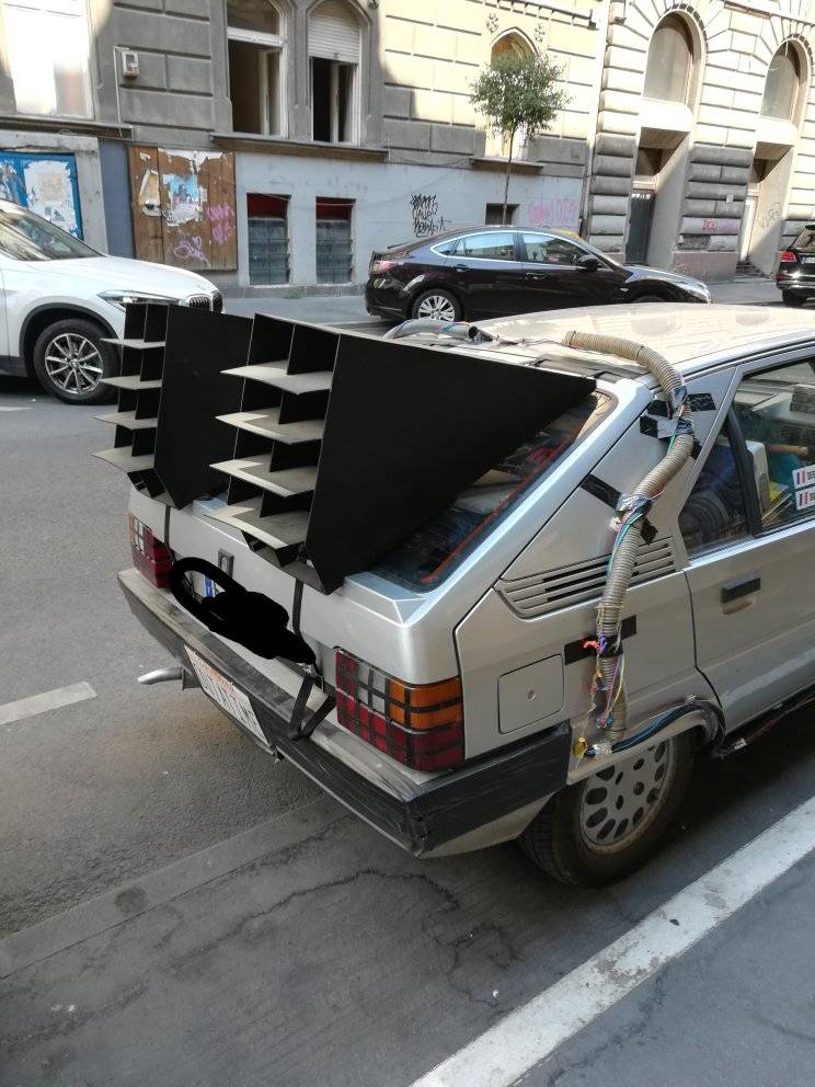 Olyan autó parkolt Budapesten, hogy mindenki csak óvatosan nézze meg 3