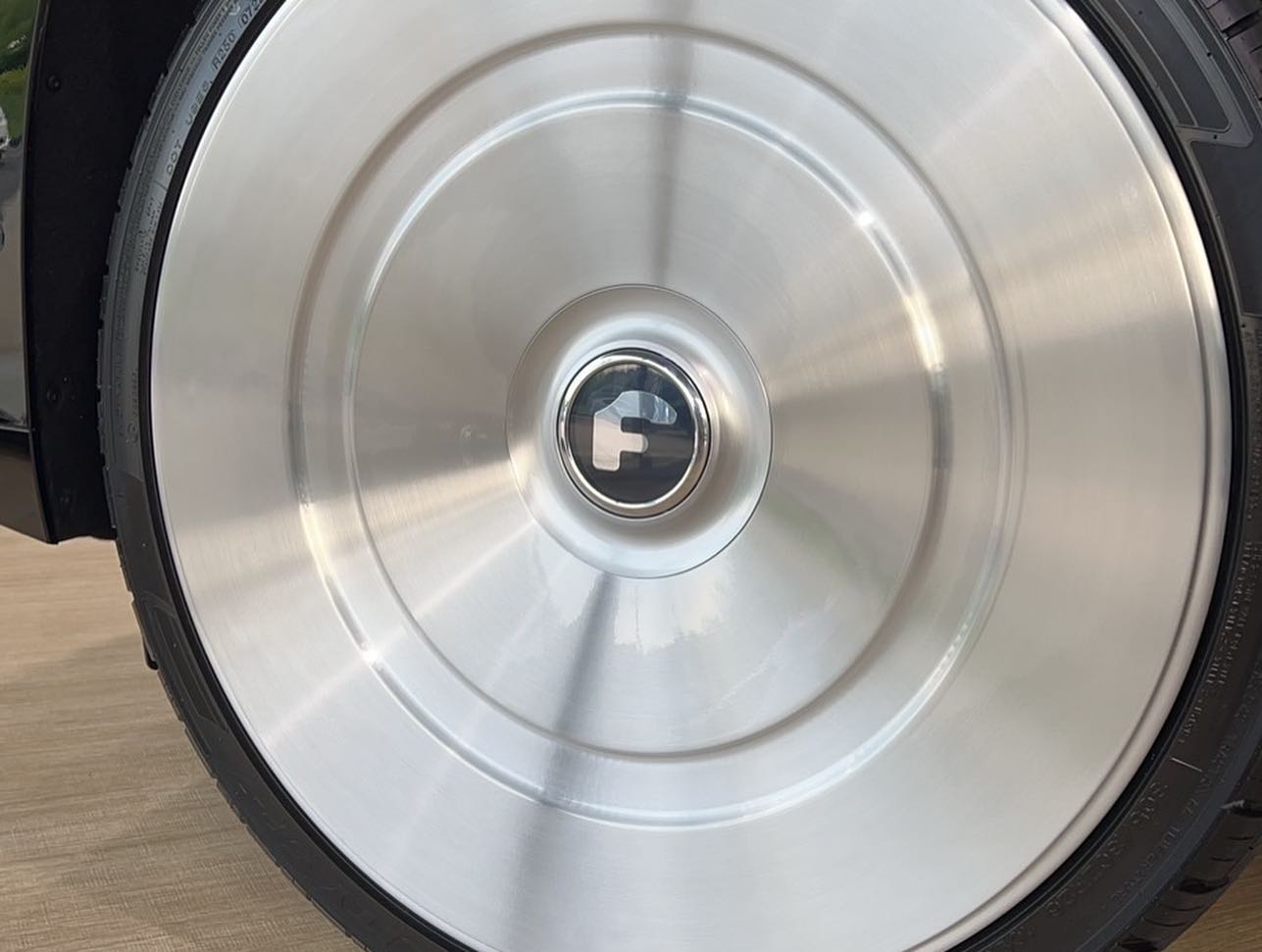 Flekkensütő tárcsákon gurul ez a monumentális Cadillac 1