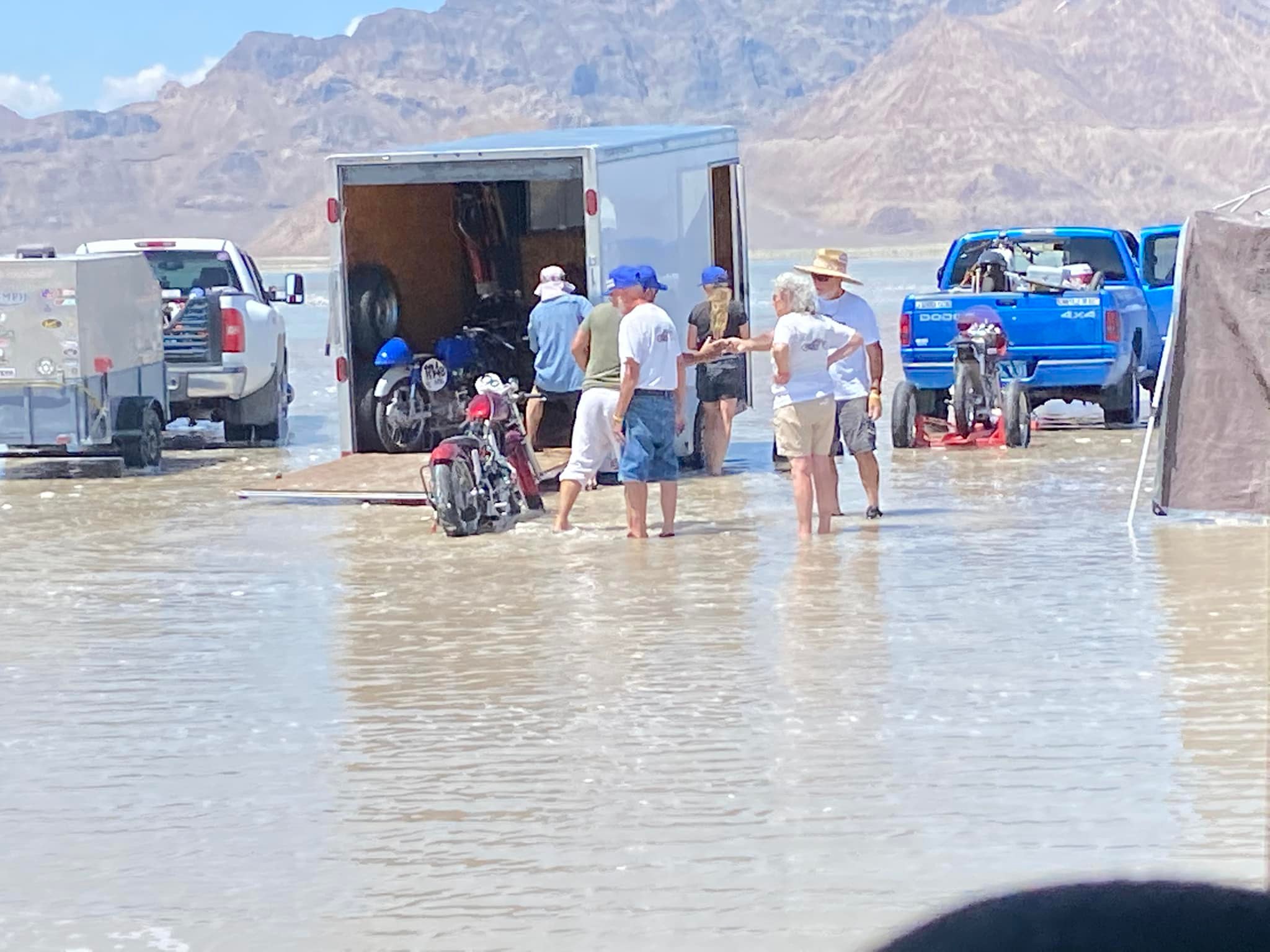 Özönvíz mosta el a világ egyik legjobb autós buliját 4