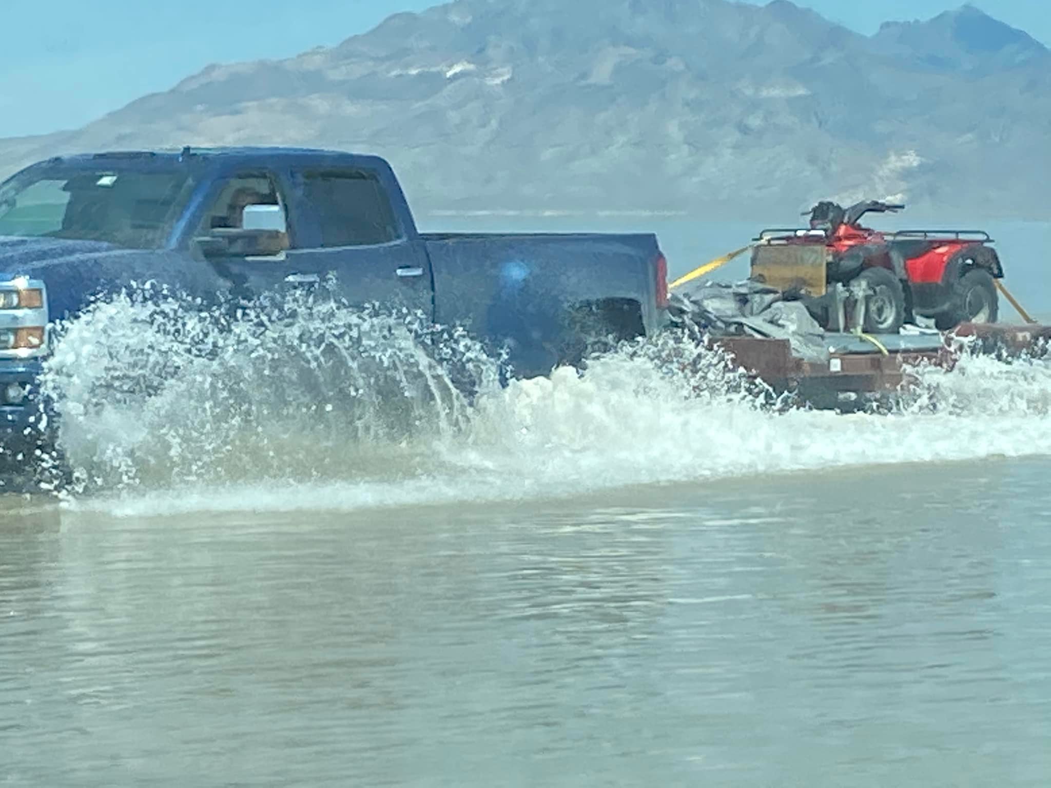 Özönvíz mosta el a világ egyik legjobb autós buliját 5
