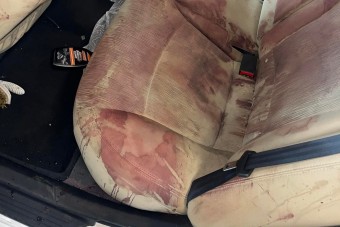 Véres beltérrel reklámozza magát egy autómosó cég