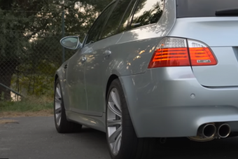 Pofátlanul üvölt, belekarcol a 300-ba ez a BMW, de pont ezért szeretjük