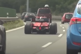 F1-esnek látszó formaautóval zúzott valaki a cseh autópályán