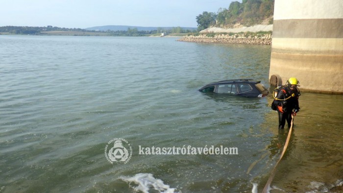Csak a BMW csomagtartója látszott ki a Fehérvárcsurgói-víztározóból 2 | Vezess Csak a BMW csomagtartója látszott ki a Fehérvárcsurgói-víztározóból 2