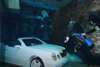 Parkoló luxusautó, komplett lakás is akad a dubaji szupermedencében