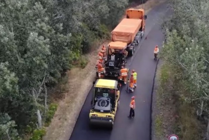 Ultrahanggal dolgozik az aszfaltozó géplánc a magyar utakon