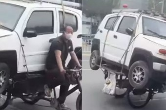 Triciklivel vitt el egy egész autót a szállítás bajnoka