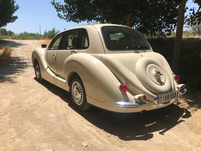 Az alapot adó autó is megosztó volt, de így tényleg retinába ég ez a tuningolt gép 2