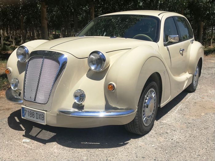 Az alapot adó autó is megosztó volt, de így tényleg retinába ég ez a tuningolt gép 8