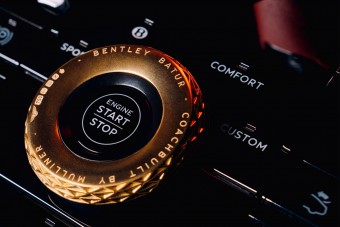 Videón az aranygombokkal szerelt luxusautó